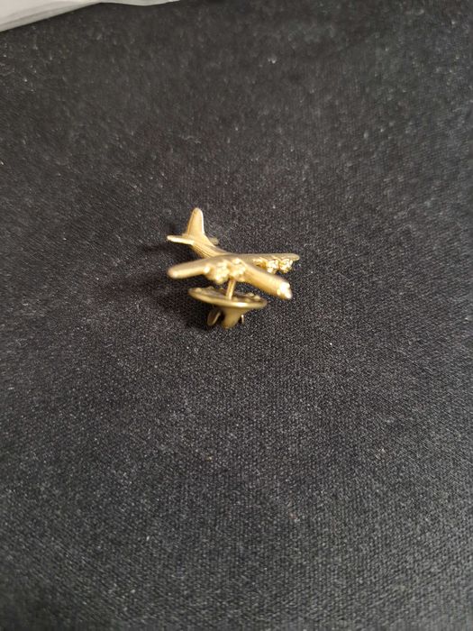 Przypinka z samolotem