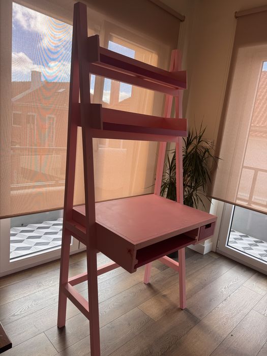 Secretária cor de rosa com prateleiras