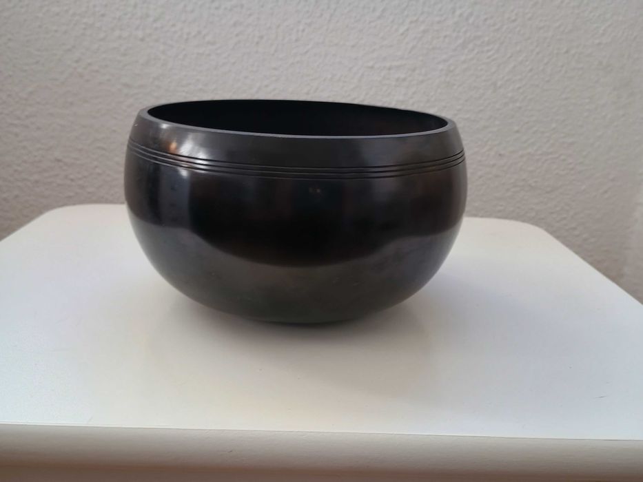 Taça tibetana grande em negro liso