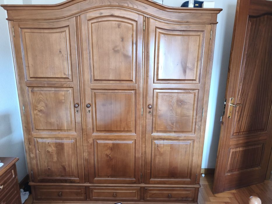 Mobília de quarto com 2 guarda fatos