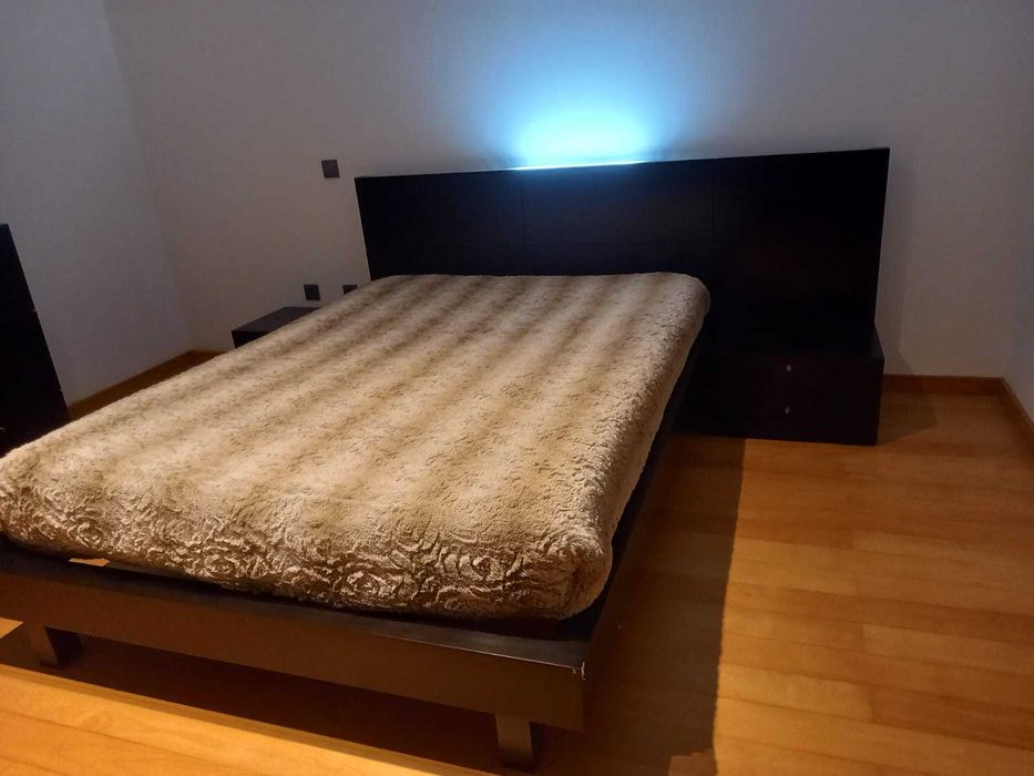 Cama em madeira wengue(sem mesinhas)