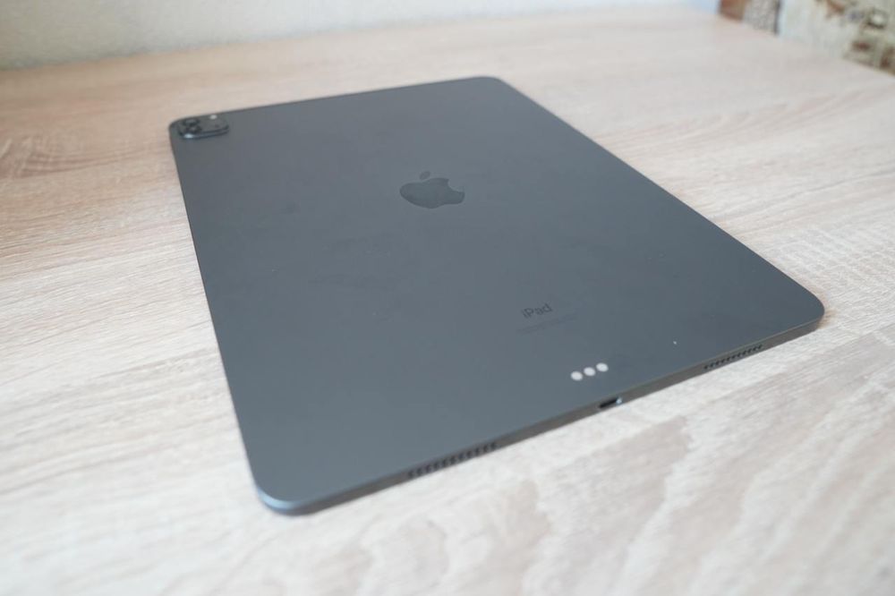 Продаю iPad Pro 5-го покоління (модель 12.9 дюймів)