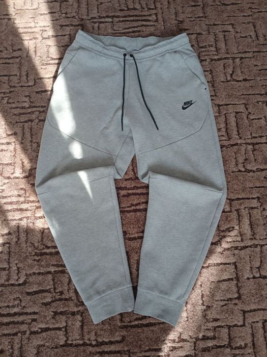 Сірі спортивні штани nike tech fleece