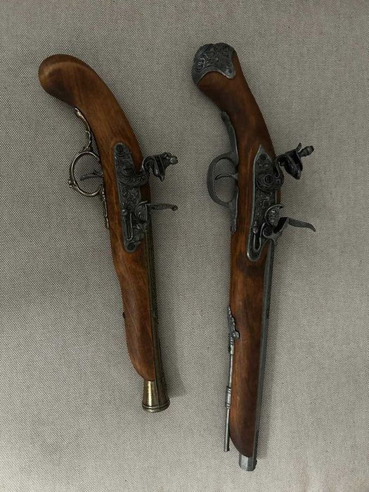 Pistolas decorativas réplicas