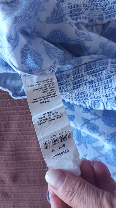 Blusa em branco e azul da sfera