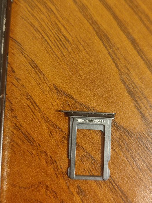 продам телефон iPhone 10 і і кришку запасну