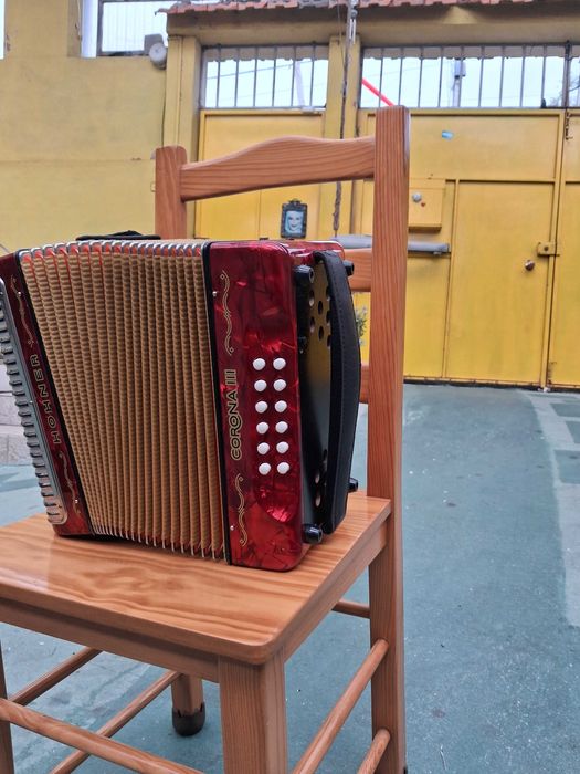 Vendo consertina hohner corona 3 em muito bom estado