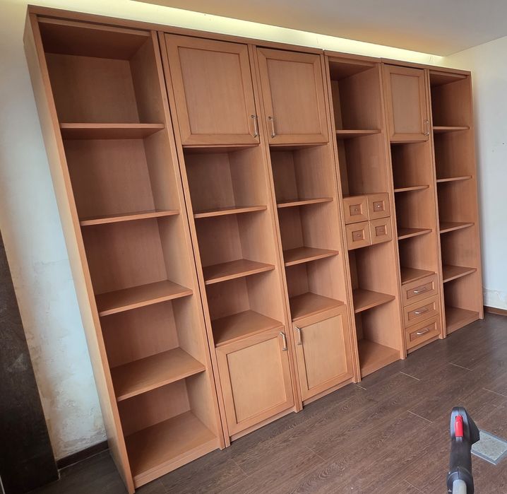 Estante de madeira em Faia