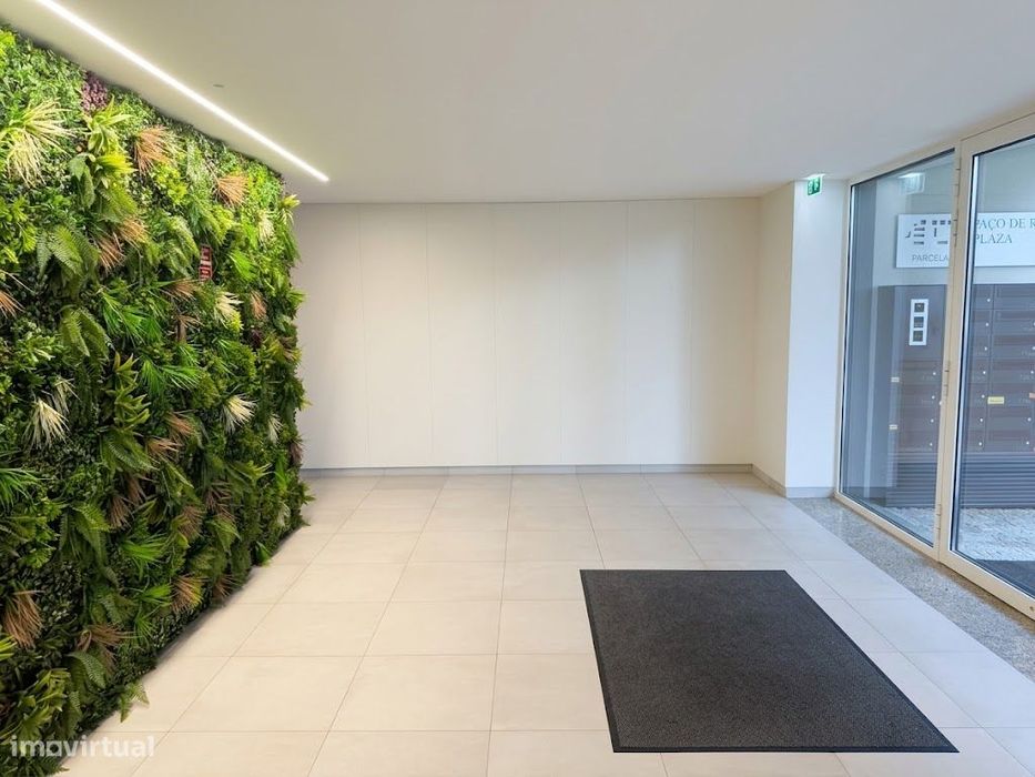 Apartamento mobilado com largo terraço no edifício Paço de Rei Plaza.