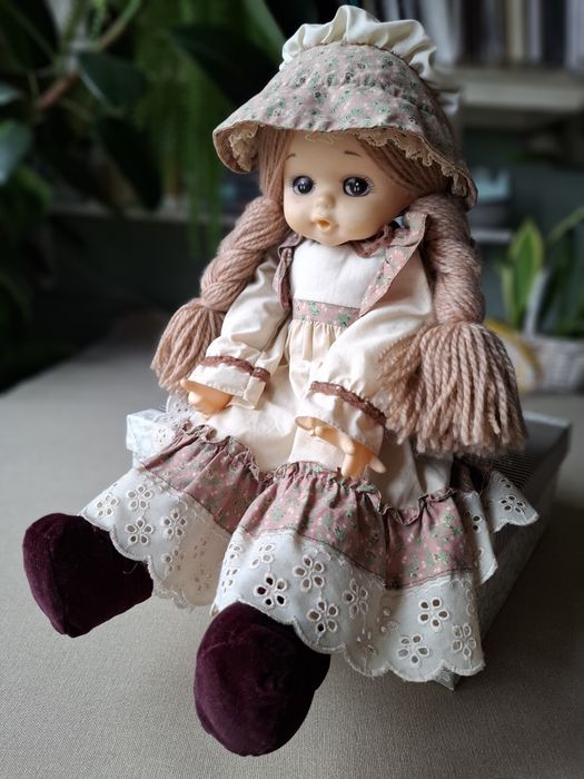 Lalka siedzącą vintage w stroju romantycznym