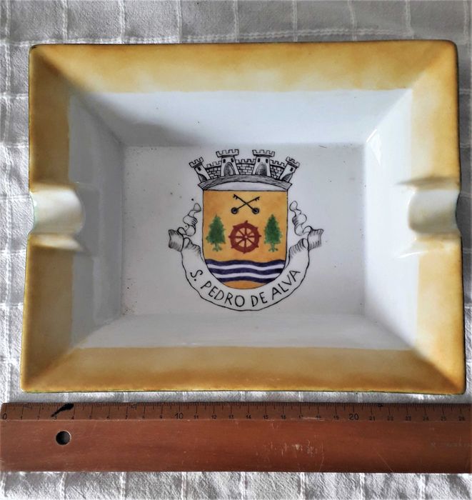 Prato e cinzeiro símbolo de S. Pedro de Alva