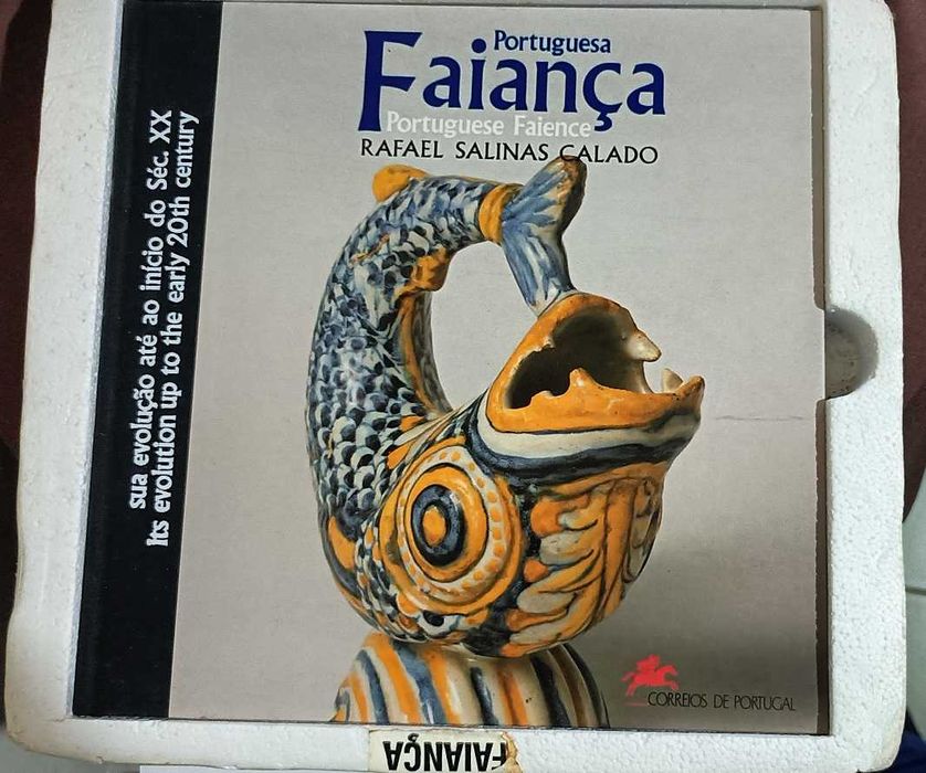 Livro com selos de coleção