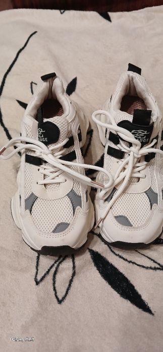 Кросівки жіночій.