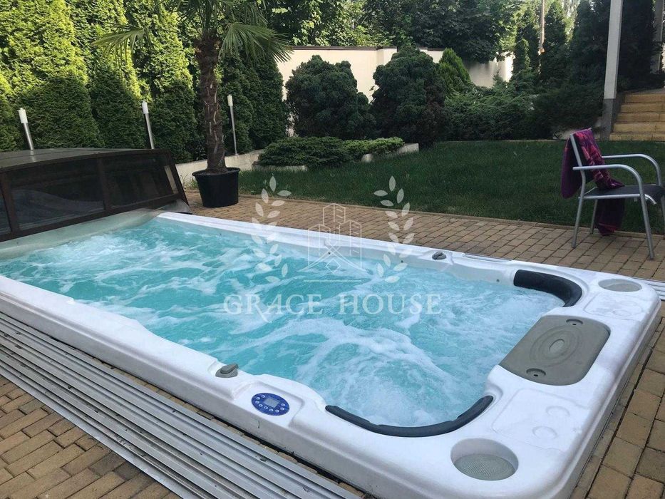 Продажа дома с ремонтом на Нивках 290 м2. бассейн, закритий КГ, охрана