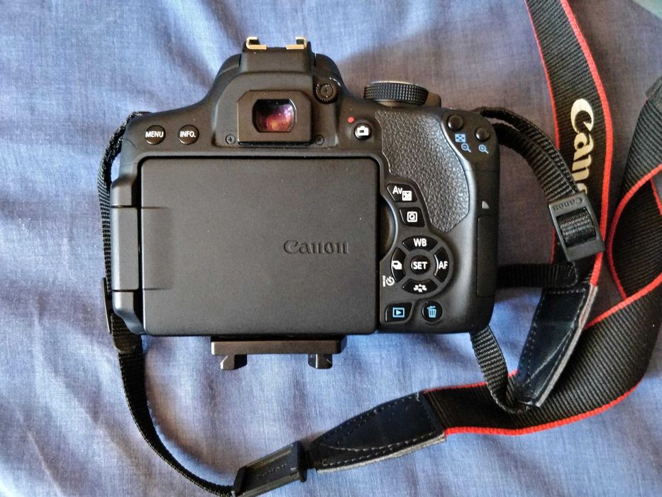 Canon EOS 750D + Lente 18-55mm + 2 Carregadores + 4 baterias
