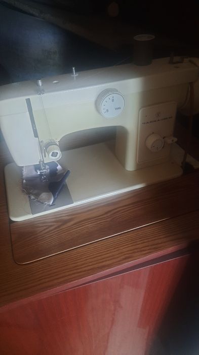 Продам швейную машинку ссср с тумбое ножной привод.