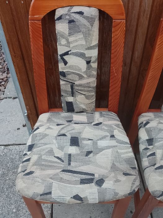 Sprzedam cztery drewniane krzesła plus dwa gratis.