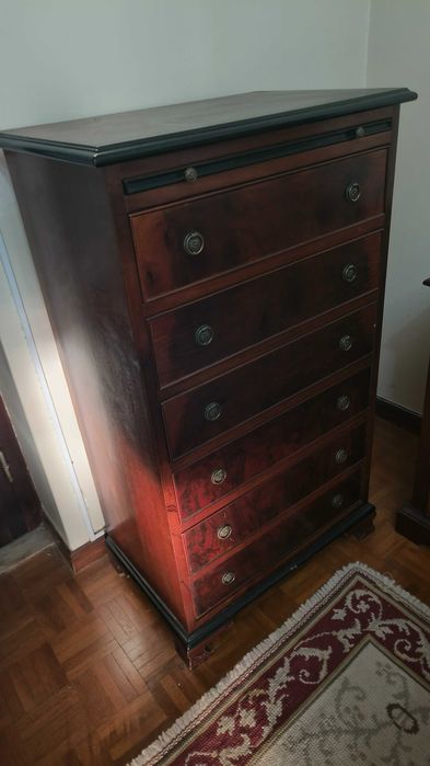 Cómoda Alta (Semaneiro) Clássica em Mogno e Raiz – Estilo Inglês