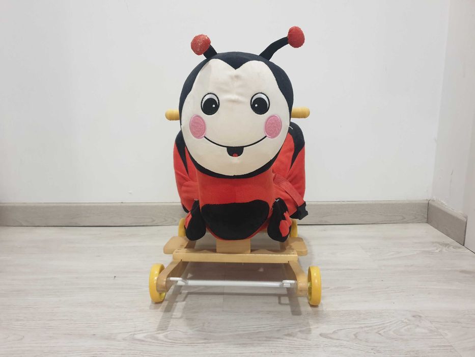 Joaninha em Peluche com Base de Madeira e Rodas