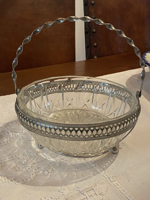 Taça em cristal com alça e encaixe lateral em casquinha