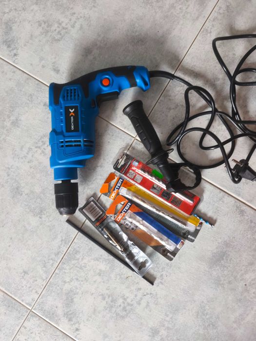 Parafusadeira Dexter 650 W com caixa e acessórios