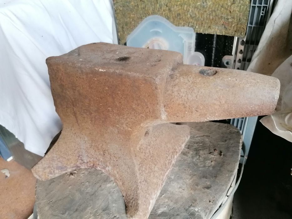 Kowadło z podstawa (pniem}