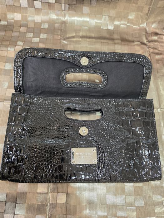 Carteira de mão Nine West preta estilo envelope com textura de crocodilo