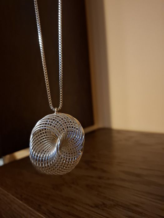 Wisiorek koloru srebrnego