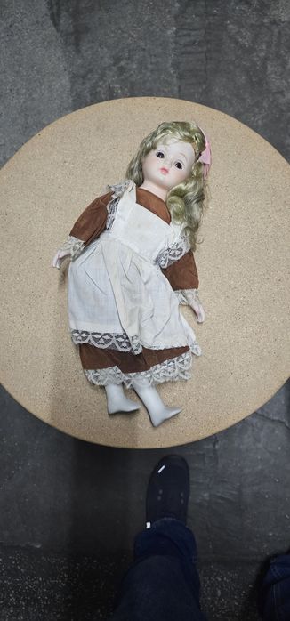 Boneca antiga em cerâmica