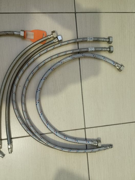 Шланг сантехнический гибкий одним лотом.