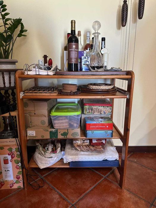 Mobiliário Completo em Madeira  + Mesa e Cadeiras – Oportunidade 990 €