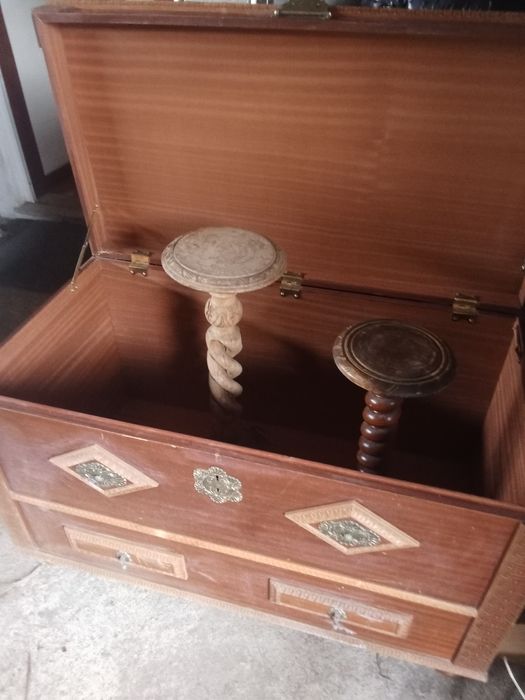 Vendo baú antigo em madeira.