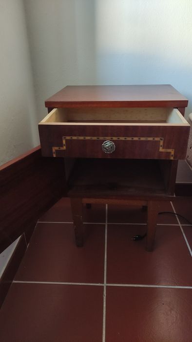 Mesas de Cabeceira Vintage Anos 80 – Elegância Retro