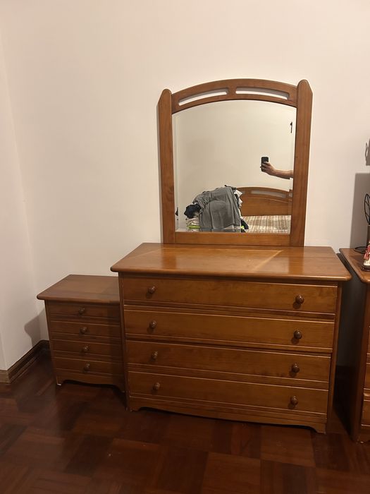 Quarto de Casal com mesas de cabeceira e comodas com espelho