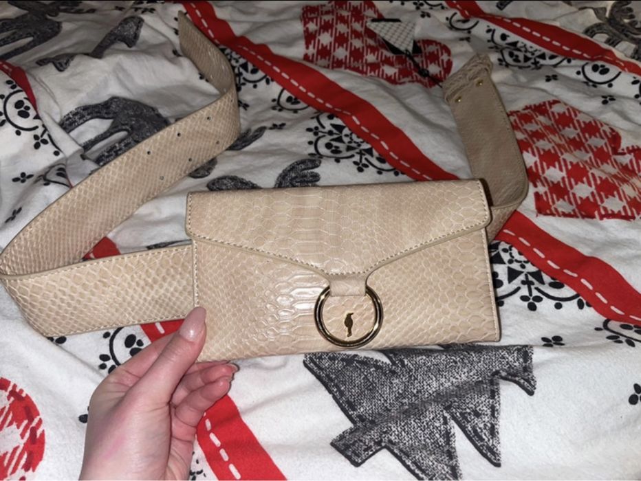 Beżowa torebka na pas Ochnik