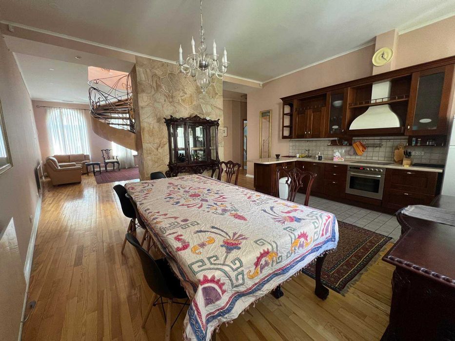 Здам 5 ком.кв-ру, 180 кв.м., Центр, вул.Шота Руставелі 4 (48000 грн) :
