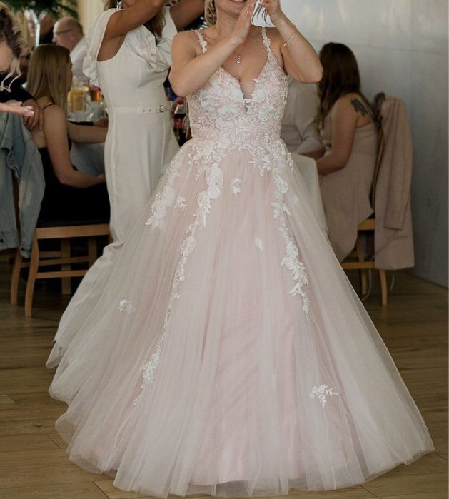 Piekna suknia ślubna boho pudrowy róż