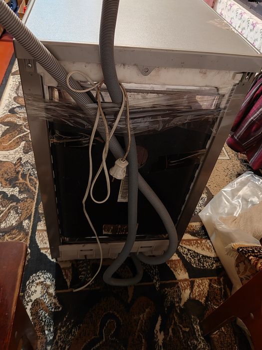 Посудомойка. Рабочая. Требует уборки внутри.