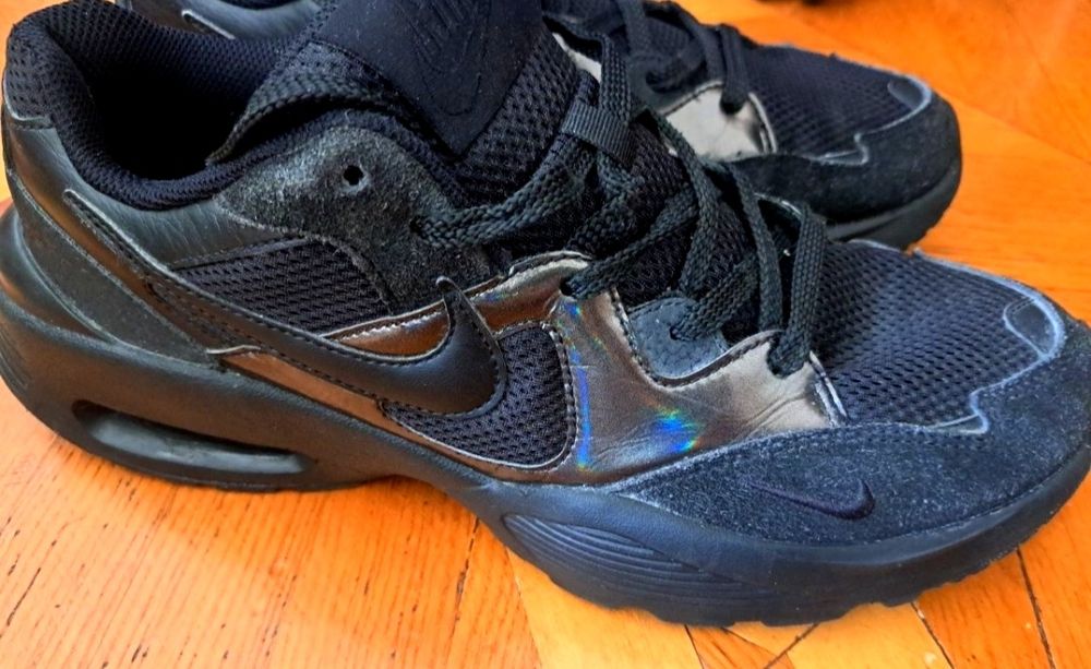 Продам фірмові оригінальні кросівки Nike Air Max Fusion.