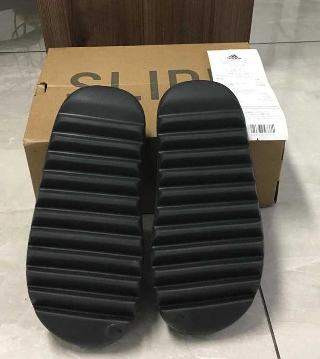 adidas Yeezy Slide .37