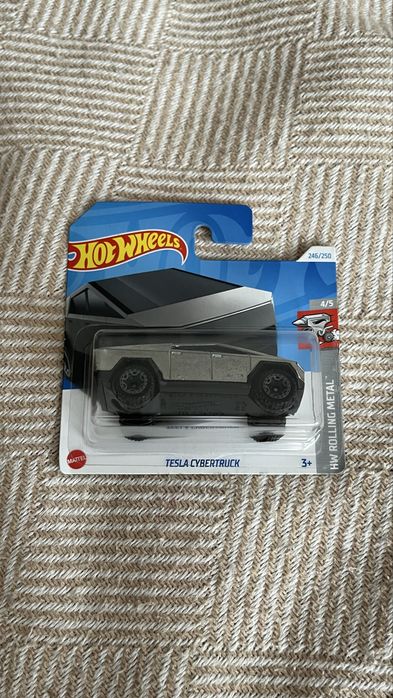 Hotwheels mercedes, tesla