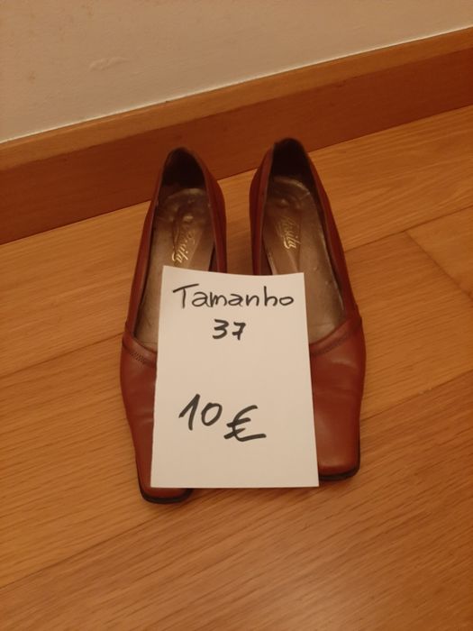 Sapatos castanhos