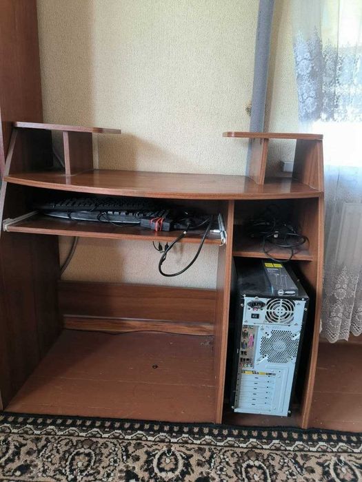 угловой диван,канапе,ковры.