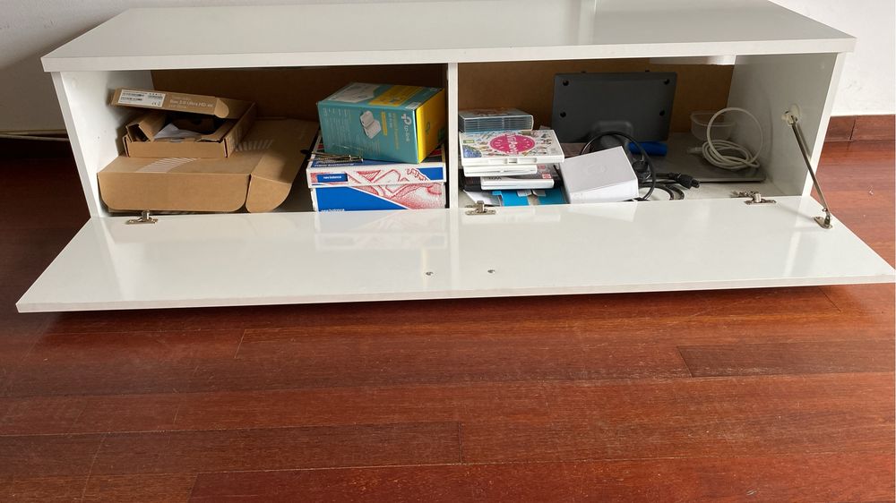 Móvel de TV com arrumação