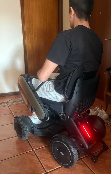 Cadeira elétrica compacta, desmontável e moderna – WHILL C2