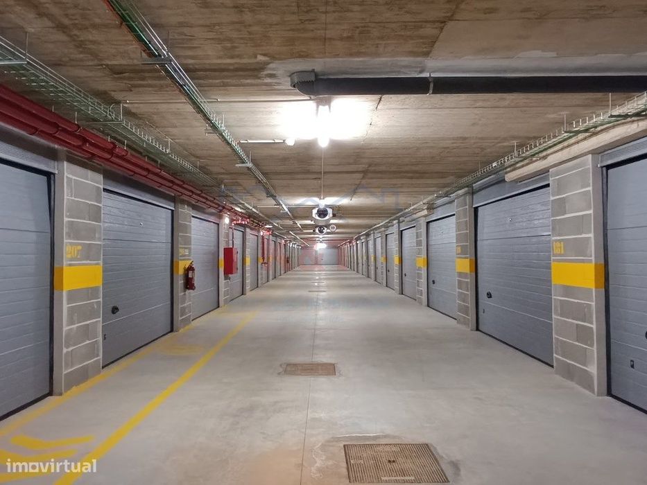 Single Lock-Up Garage (Box) – Rio Park Condominium, Portimão