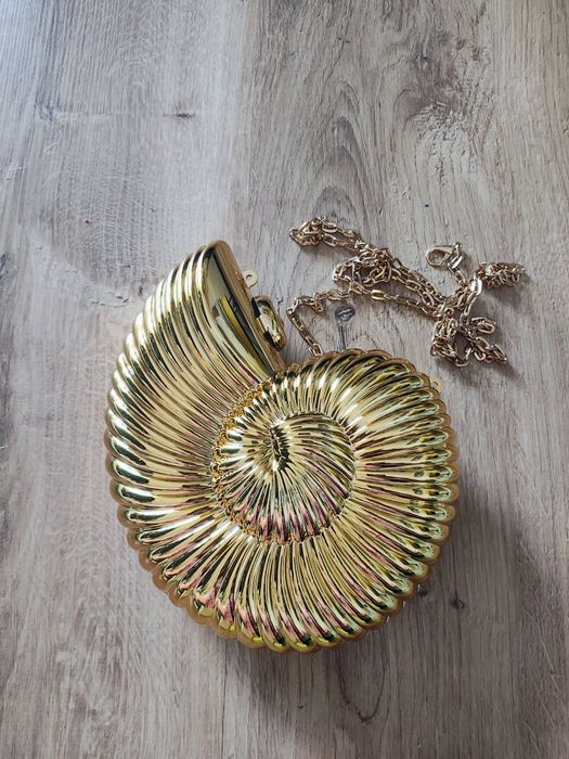 Torebka muszla twarda kopertówka złota łańcuszek torba metal  kuferek