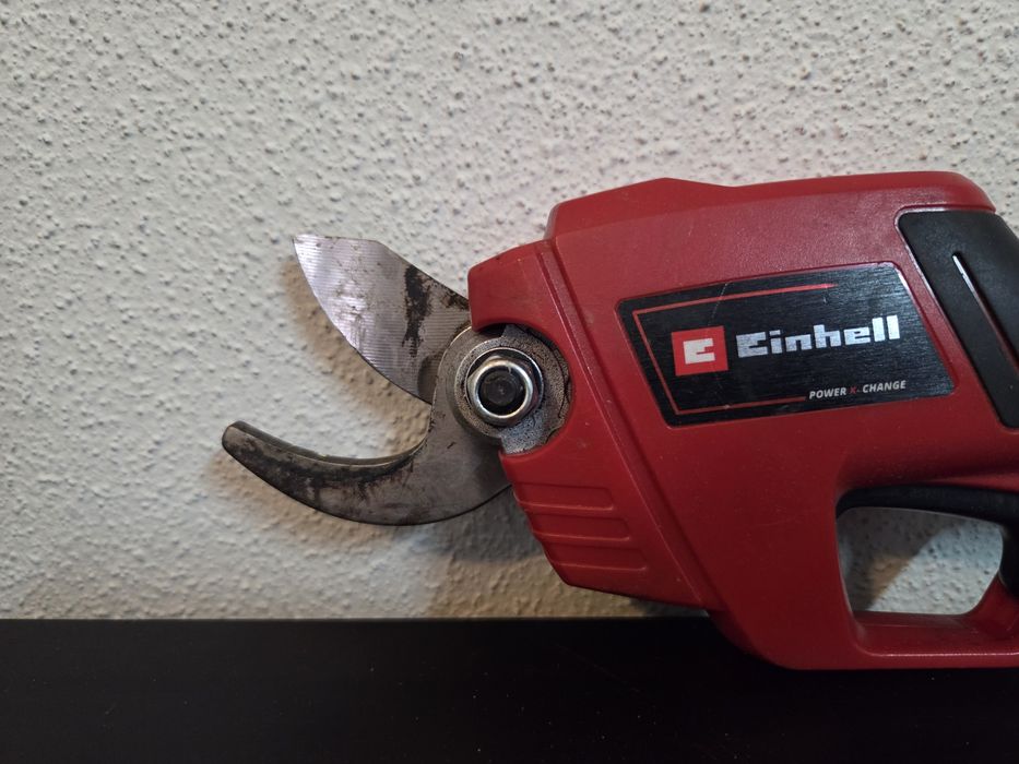 Używane akumulatorowe nożyce do gałęzi Einhell
