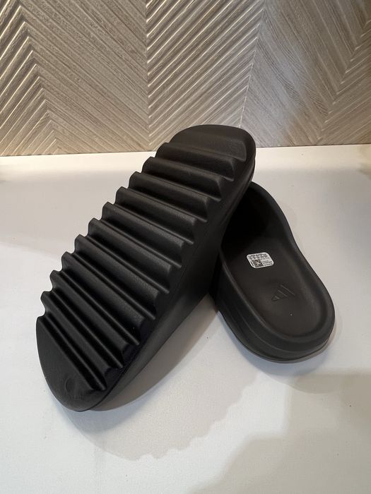 Yeezy Slides Onxy 42