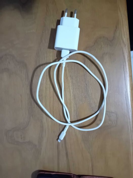 Iphone XR com carregador e cabo
